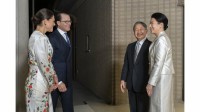 天皇皇后両陛下　スウェーデン皇太子夫妻と夕食　愛子さまもお茶の席に　陛下は万博で来日した約30か国の王族らと国際親善