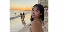 【 穂川果音 】　ワイキキで見返り美背中「サンセットのお裾分け」　フォロワー感嘆「女神様がいます」