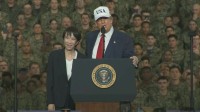 「この女性は勝者だ」トランプ大統領が横須賀基地で演説　高市総理の肩を抱く場面も