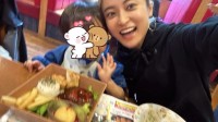 【 小島瑠璃子 】ランチで息子に “スモック＆エプロン” 「激しくこぼすこと前提」　おかずぎっしり「たくさん食べました」
