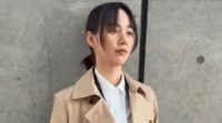 【のん】クールなトレンチコート姿で「刑事ドラマやりたいっ」CM撮影時のオフショット動画を公開