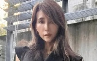 【 工藤静香 】　自宅の庭で負傷　「カシの木の枝」に「ものすごい勢いで激突」「私のオデコは帽子で守られたお陰か、本気の石頭かわかりませんが、少し切れて少し腫れた程度。ミニタンコブ」