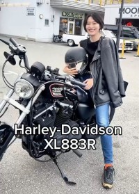【 彩雪 】 「実はこんなバイク乗ってます」　愛車・ハーレーダビッドソンと笑顔　【 XL883R 】