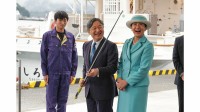 天皇皇后両陛下　三重県で「全国豊かな海づくり大会」魚の放流や海上歓迎行事　「釣れちゃうね」笑顔で周囲に竿を向け
