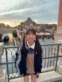 【 長澤茉里奈(30) 】 「人生最後になりそうな制服ディズニー笑」　オフショットにファン反響　「本気（マジ）で高校生に見えちゃうの凄い！」