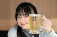 【 影山優佳 】　黄金色のビールジョッキ掲げ　「しあわせとはこのことだね」