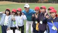 新米パパ片岡尚之「貴重な体験ができて嬉しい」開幕前に小学生と交流【三井住友VISA太平洋マスターズゴルフ】
