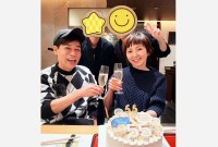 【 名倉潤 】　 妻・渡辺満里奈さん「55回目の誕生日」　笑顔の家族ショット公開　「感謝しかないです。これからもよろしくね」