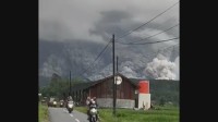 大量の火山灰に橋が飲み込まれ…火砕流か　インドネシア・ジャワ島で大規模噴火