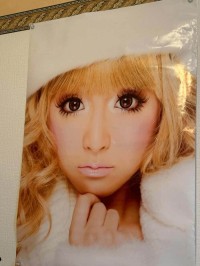 【 鈴木奈々 】 「おばぁちゃん家のリビングに私のポスターがドーンと貼ってありました！笑笑」「ギャル時代の私です！」