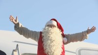 クリスマス前にサンタクロースが日本にやってきた　フィンランドから日本までは「トナカイを休ませるため飛行機で移動」