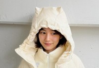 【 のん 】　〝 猫耳 〟私服ショットで笑顔　「小さめの耳と色にきゅんとしました♡」　ファン反響　「可愛いのん猫さん」「寝る前に天使拝めました」