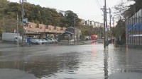 「水道管が破裂して車道が通れなくなっている」神奈川・横須賀市で道路に水が噴き出す　周辺住宅の一部で水量が減り水が濁る