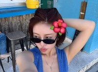 【 王林 】　夏の思い出を公開　「今更の夏だけど今も夏と冬同時進行中...」　黒水玉ドレス姿とハワイのバーガーショップでの自撮り、犬と触れ合う姿も