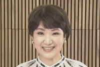 【 市川由紀乃 】　抗がん剤治療の終了から「ちょうど1年」「副作用による手足の指の痺れはまだ続いています」　「#母に感謝 #親孝行するぞー」　母との２ショットも