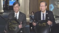 坂口志文さんと北川進さん　ノーベル博物館で椅子にサイン　漫画「はたらく細胞」など寄贈　「野心的になってほしい」坂口さんは会見で若手研究者への思い語る