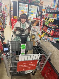 【 黒柳徹子 】　「冬休みでハワイに来てます。スーパーでのお買い物！　楽しいです」　笑顔で買い物ショット