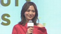【川口春奈】大人の魅力満載　優雅さと色気をまとった〝赤いドレス〟で登場