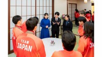 秋篠宮ご一家　デフリンピック金メダリストと懇談　悠仁さまも手話で祝福　青森震度6強の地震受け地元選手にお見舞いも