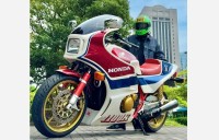 【 レイザーラモンRG 】 「ええ色」　緑のヘルメット身に着け　愛車のバイクと２ショット