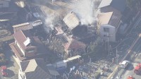 【速報】「家から煙が出ている」東京・あきる野市の2階建て住宅で火災 2人が遺体で見つかる この家に住む男性（75）と女性（100）と連絡とれず 警視庁