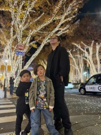 【 中村獅童 】 「イルミネーションの季節　終演後にお散歩」　親子ショットにファン反響　「素敵な　ご家族」