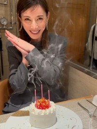 【 加藤あい 】　４３歳の誕生日迎え　「全てが当たり前ではないということを忘れずに　本当に感謝です」　ケーキと笑顔ショット