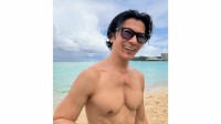 【武田真治】「また一年頑張れそうです」53歳誕生日を報告　白い砂浜で見せる肉体美と健康的な笑顔