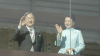皇居で「新年一般参賀」始まる　悠仁さま初出席　宮殿ベランダから皇室14人が参賀者に“お手振り” 上皇ご夫妻の元気な姿も