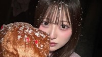 【辻希美・長女】希空「初雪」髪に雪がかぶって「明けましておめでとうございます」ピンクコーデに「午」のぬいぐるみ