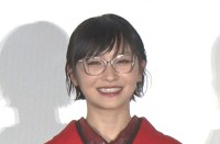 【 新しい学校のリーダーズ・SUZUKA 】　鏡開きの酒樽を覗き込みながら　「中にお酒でも入ってるのかなと思ったら…」