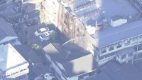 東京・渋谷区広尾の工場で火事　工場の外壁と隣接した駐車場のワンボックスカーが焼ける ワンボックスカーが火元の可能性も　警視庁
