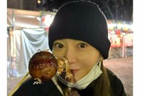 【 華原朋美 】 「おっきい〜たこ焼き」　夜の露店の　大きなたこ焼きを満喫