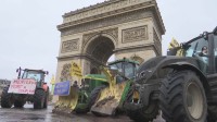 EUと南米との自由貿易協定めぐりフランスの農家らが反発　凱旋門周辺を“トラクターで占拠”