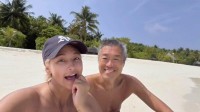 【 梅宮アンナ 】　新婚旅行のモルディブで　夫と幸せ２ショット　「よっちゃんありがとう」　夫・世継さんへの深い感謝と輝く笑顔