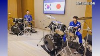 日韓首脳がドラムセッション　映像公開　BTS「Dynamite」など演奏