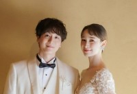 【 藤井サチ 】　夫と２ショット　ウェディングドレス姿を披露　「レースがとても繊細で、光に当たるたびキラキラと輝いて、まるでドレスそのものがジュエリーみたいな華やかさ」