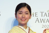 【 小芝風花 】　昨年富山で　〝一人居酒屋デビュー〟　隣のお客さんとも乾杯し　「食べ物も分けてくださった」「すごく素敵な時間でした」