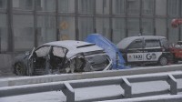 スリップ事故相次ぐ　ランボルギーニがパトカーに突っ込むなど車7台関係する事故　警察官2人含む6人けが　東京・築地大橋