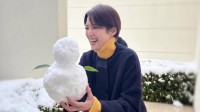 【 吉瀬美智子 】　雪だるま抱え　〝無邪気すぎる〟オフショット公開　「子どもみたいにはしゃいでた」