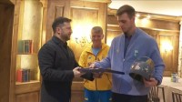 “追悼ヘルメット”で五輪失格のウクライナ代表選手に勲章　ゼレンスキー大統領