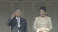 天皇誕生日「一般参賀」始まる　逮捕事案受け柵強化　初夏の陽気「皆さん一人ひとりにとって穏やかな春となるよう」