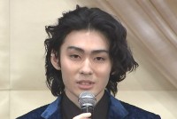【 市川染五郎 】　祖父・松本白鸚から譲り受けた指輪を披露　「御守り代わり」　祖父と父からのアドバイスは「フェンシングやらなきゃね」　親子三世代で挑む『ハムレット』