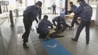 多摩モノレールと警視庁が刃物を持った不審者の対処訓練を実施