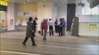 「刃物を振り回している人がいる」JR川崎駅で男性が女にカッターナイフで切りつけられる 自称アルバイトの43歳女を逮捕　電車を降りた際にトラブルか 容疑を否認