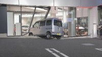 【速報】「ブレーキ操作を誤った」ポルシェのショールームに軽ワゴン車が突っ込む　運転手の80代男性や店の従業員・客にけがなし　東京・練馬区