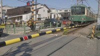 江ノ電　踏切で電車の車体が遮断機のさおを巻き込み停車　一時運転見合わせ　けが人なし