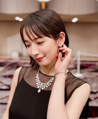 【 吉岡里帆 】　黒ドレス姿のオフショット　「新しい役で髪切りましたっっっスースーします」　ファン反響　「♥里帆さんショートも魅力的」