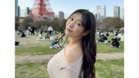 【 穂川果音 】　東京タワーをバックに春ピクニック　「日差しが暖かくて気持ちいい季節だね〜」