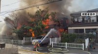 【速報】さいたま市の住宅で火事　周辺の住宅複数にも燃え移りか　火元の家に住む80代の女性と連絡取れておらず、警察が安否確認急ぐ